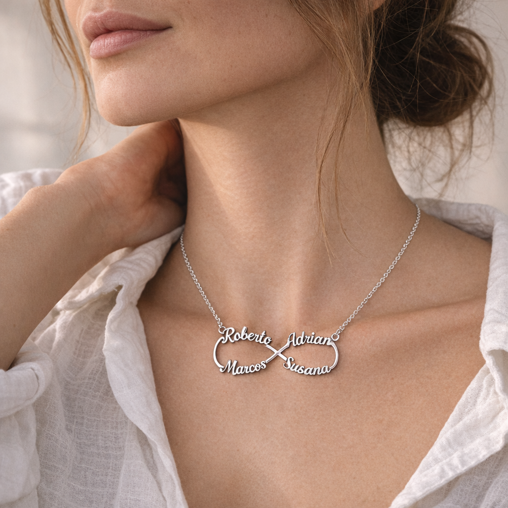Collar Infinito de Plata 925 con Nombres Grabados - joya puesta | Customima