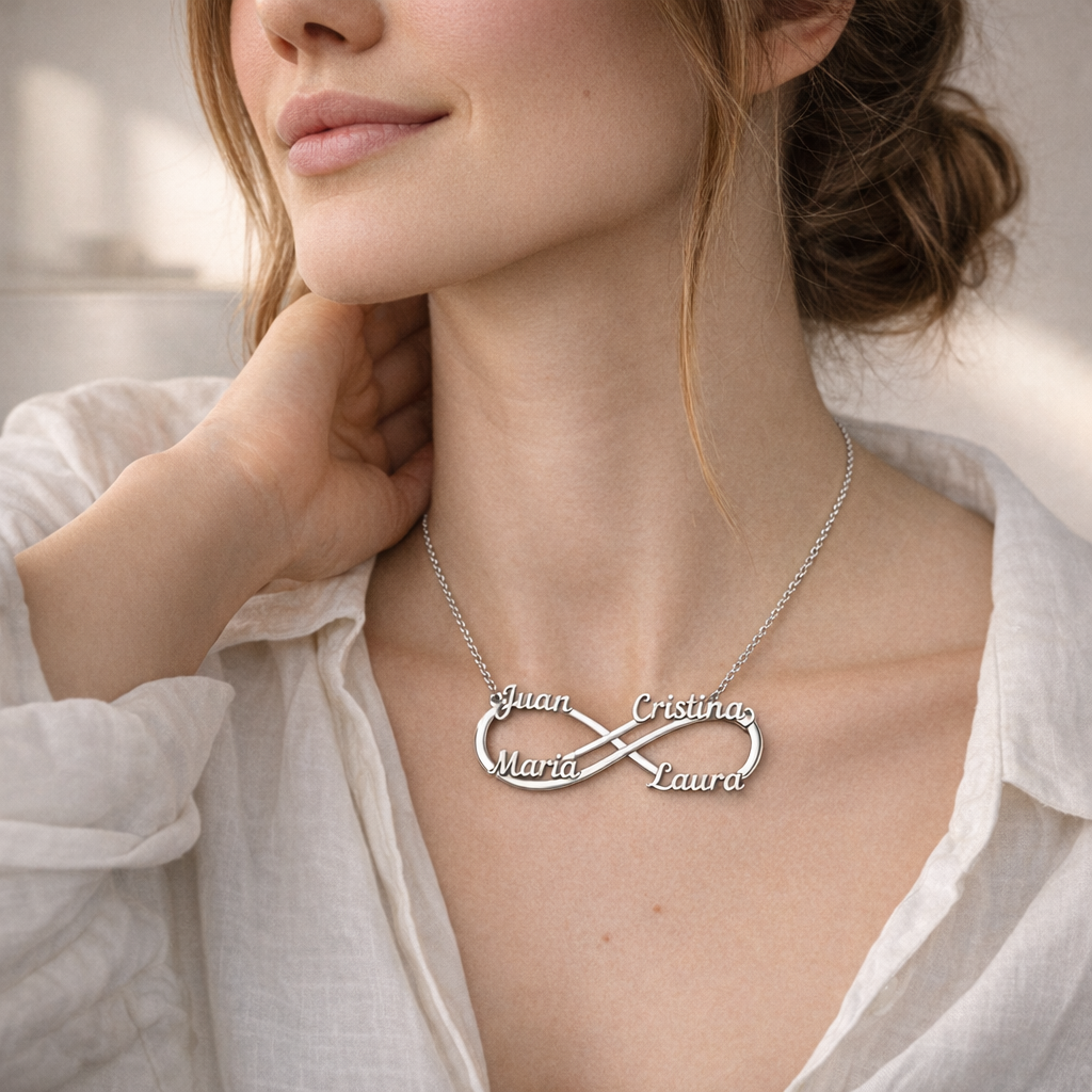 Collar Infinito de Plata 925 con Nombres Grabados - joya puesta | Customima