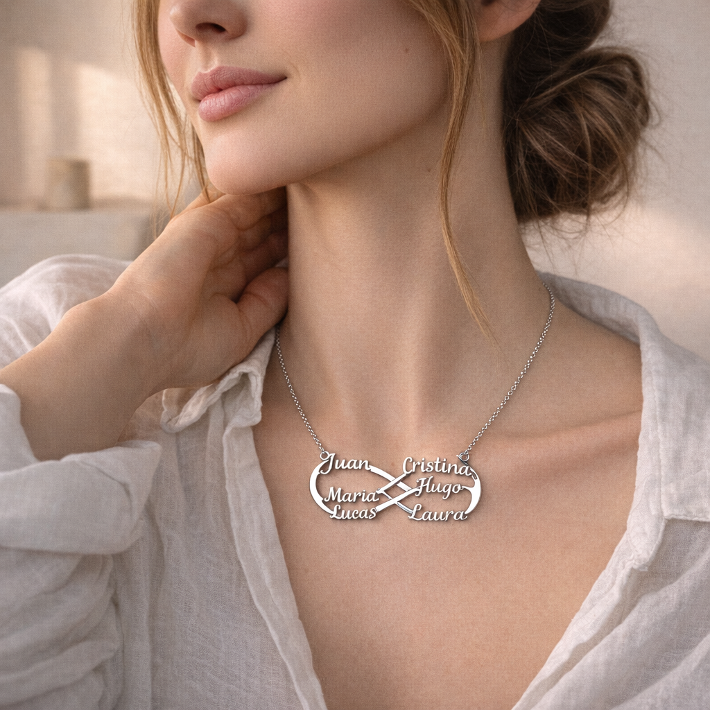 Collar Infinito de Plata 925 con Nombres Grabados - joya puesta | Customima