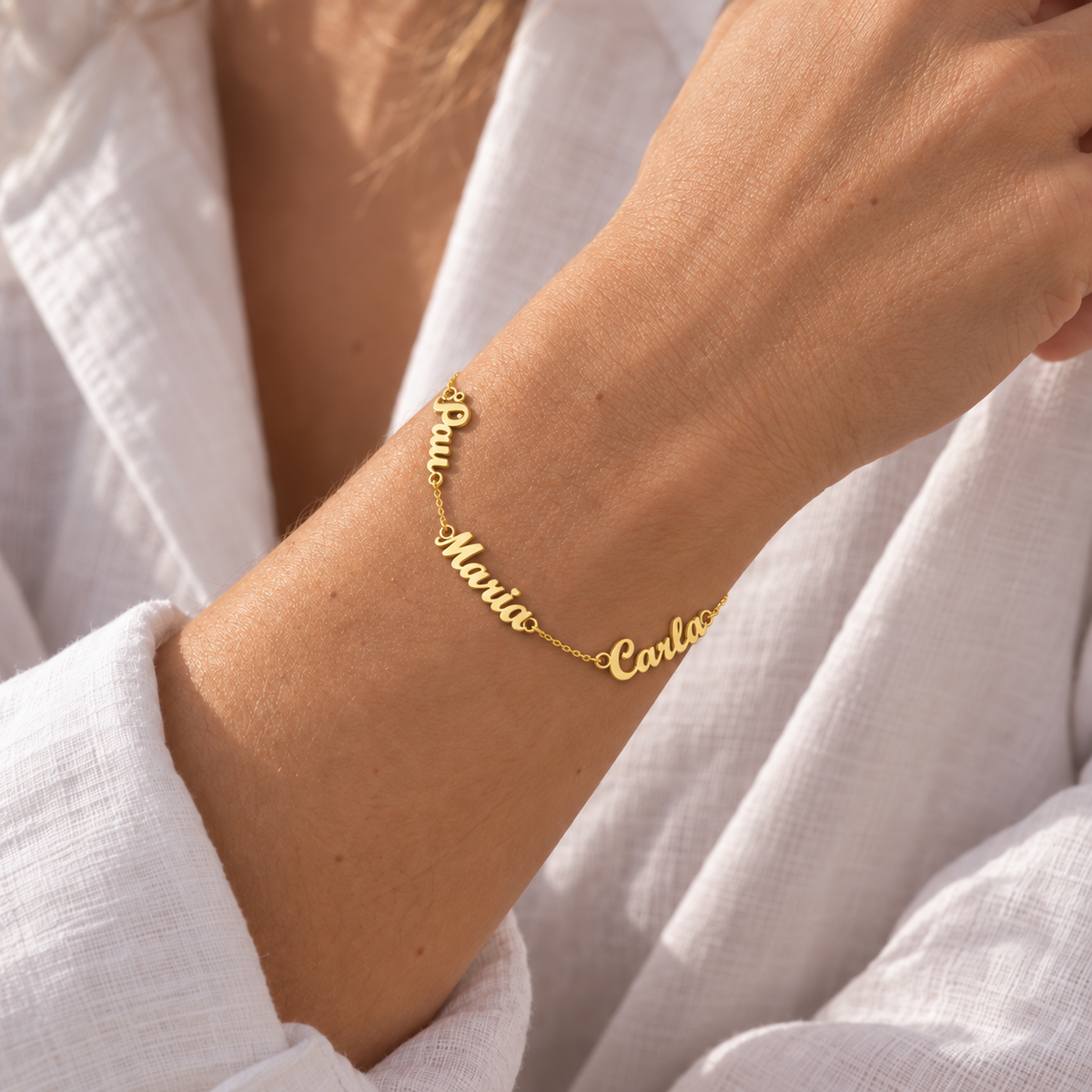 Pulsera de Oro con Nombres Grabados - joya puesta | Customima