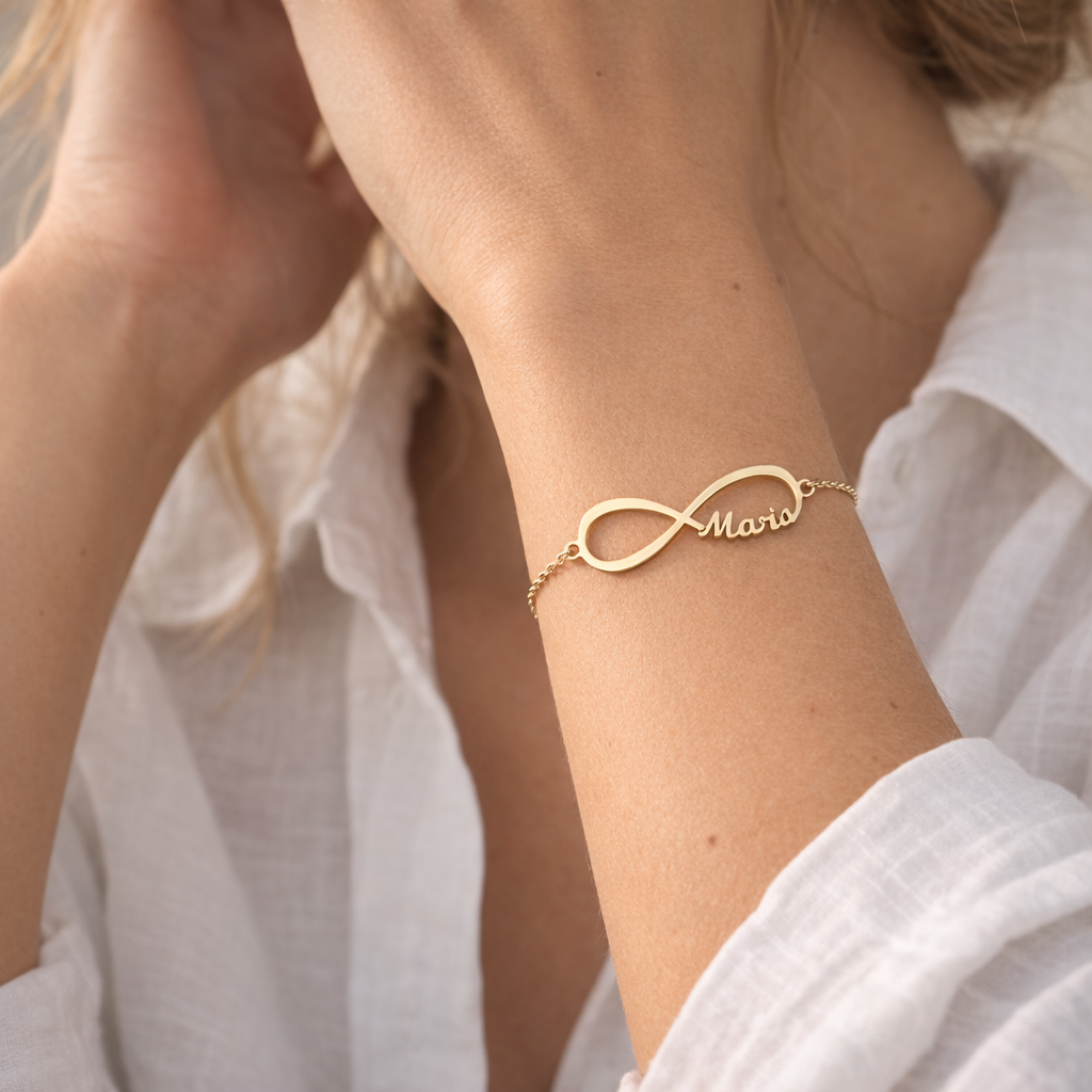 Pulsera Infinito de Oro con Nombre Grabado - joya puesta | Customima