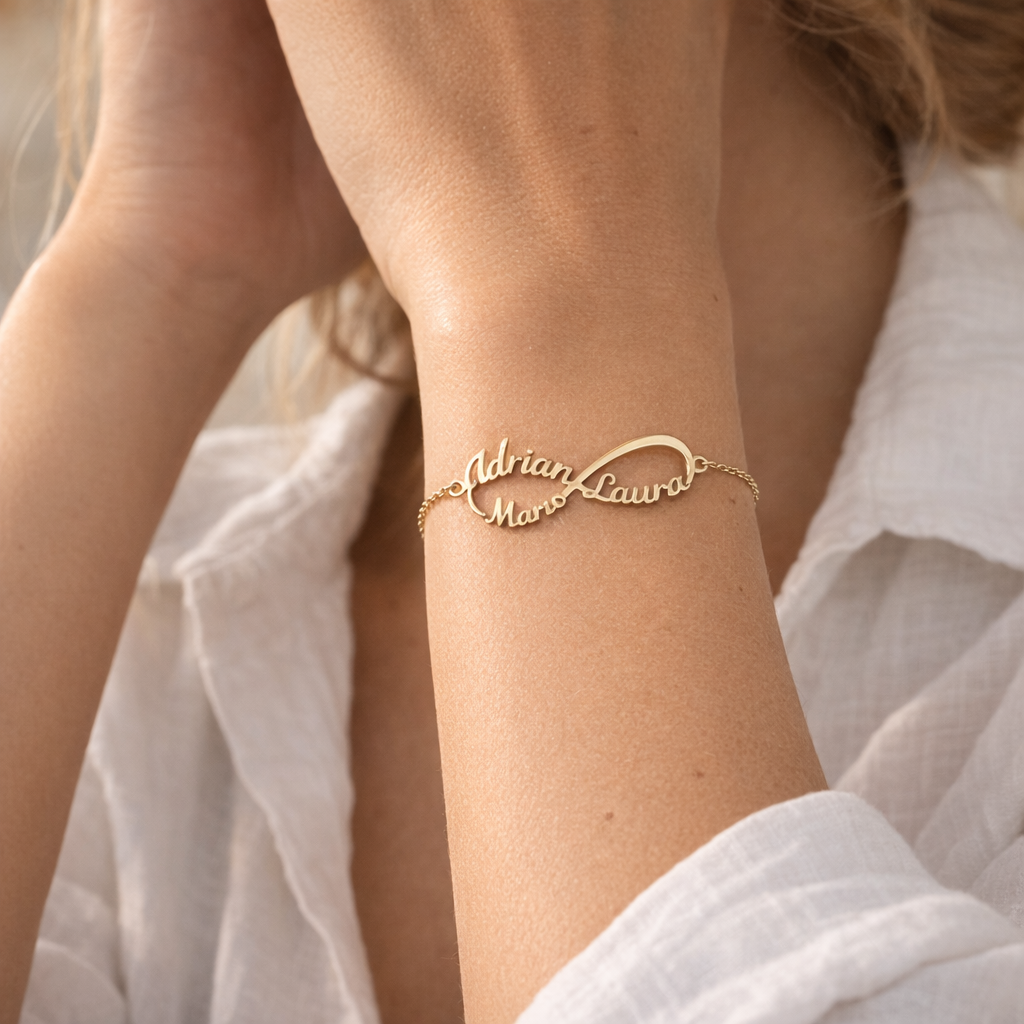 Pulsera Infinito de Oro con Nombres Grabados - joya puesta | Customima