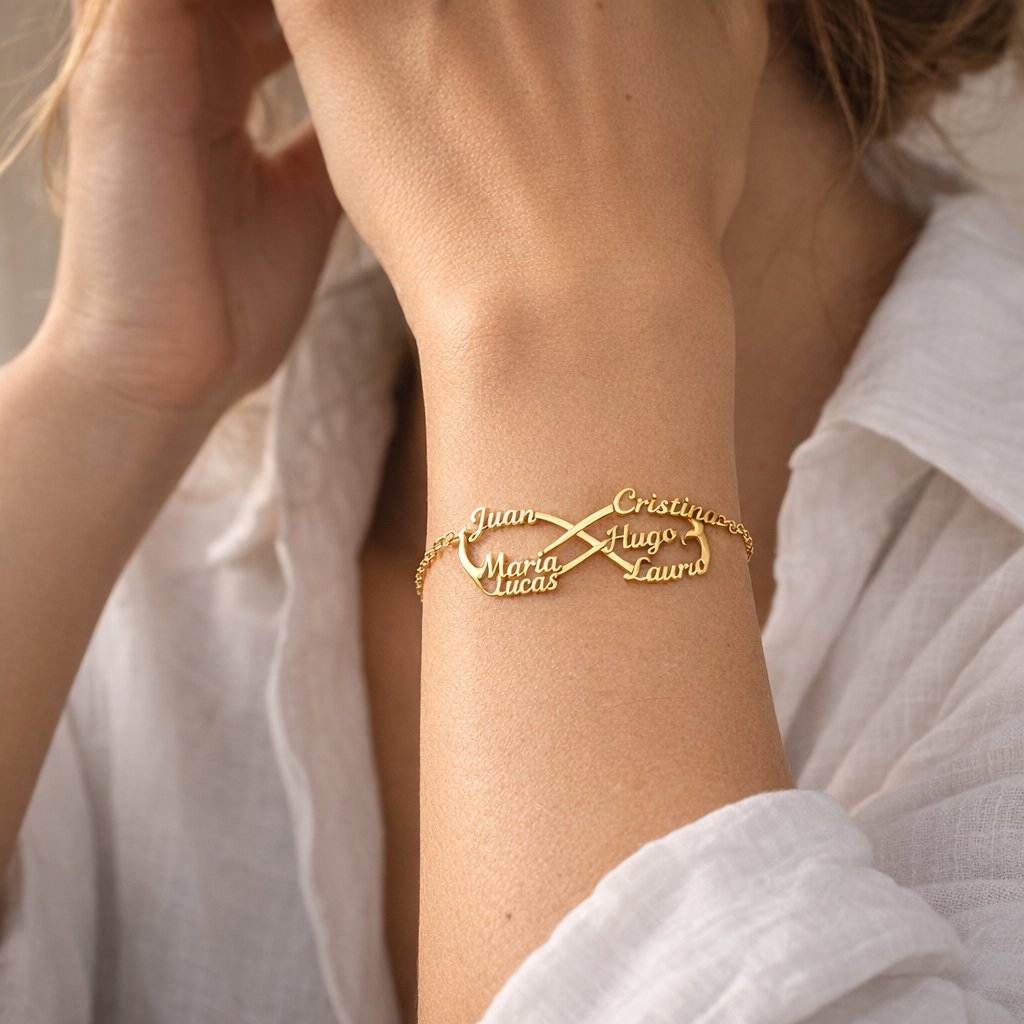 Pulsera Infinito de Oro con Nombres Grabados - joya puesta | Customima