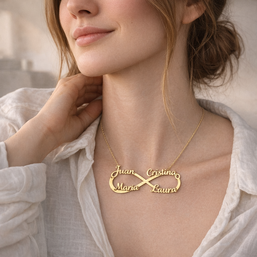 Collar Infinito Cinco de Oro 18K con Nombres Grabados - joya puesta | Customima