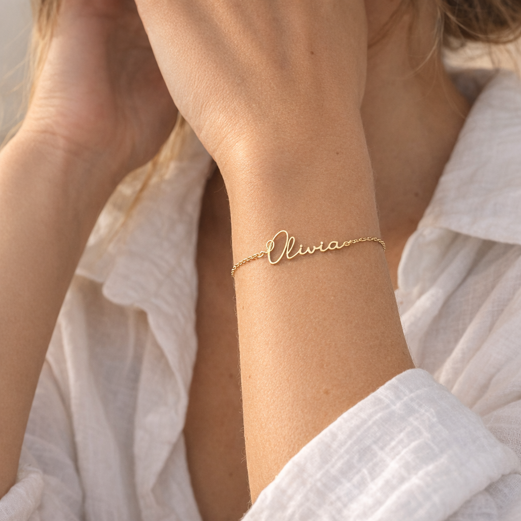 Pulsera Caligrafía de Oro con Nombre Grabado - joya puesta | Customima