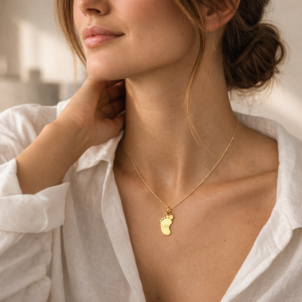 Collar de Oro 18K para Mujer con Huella de Bebé - joya puesta | Customima