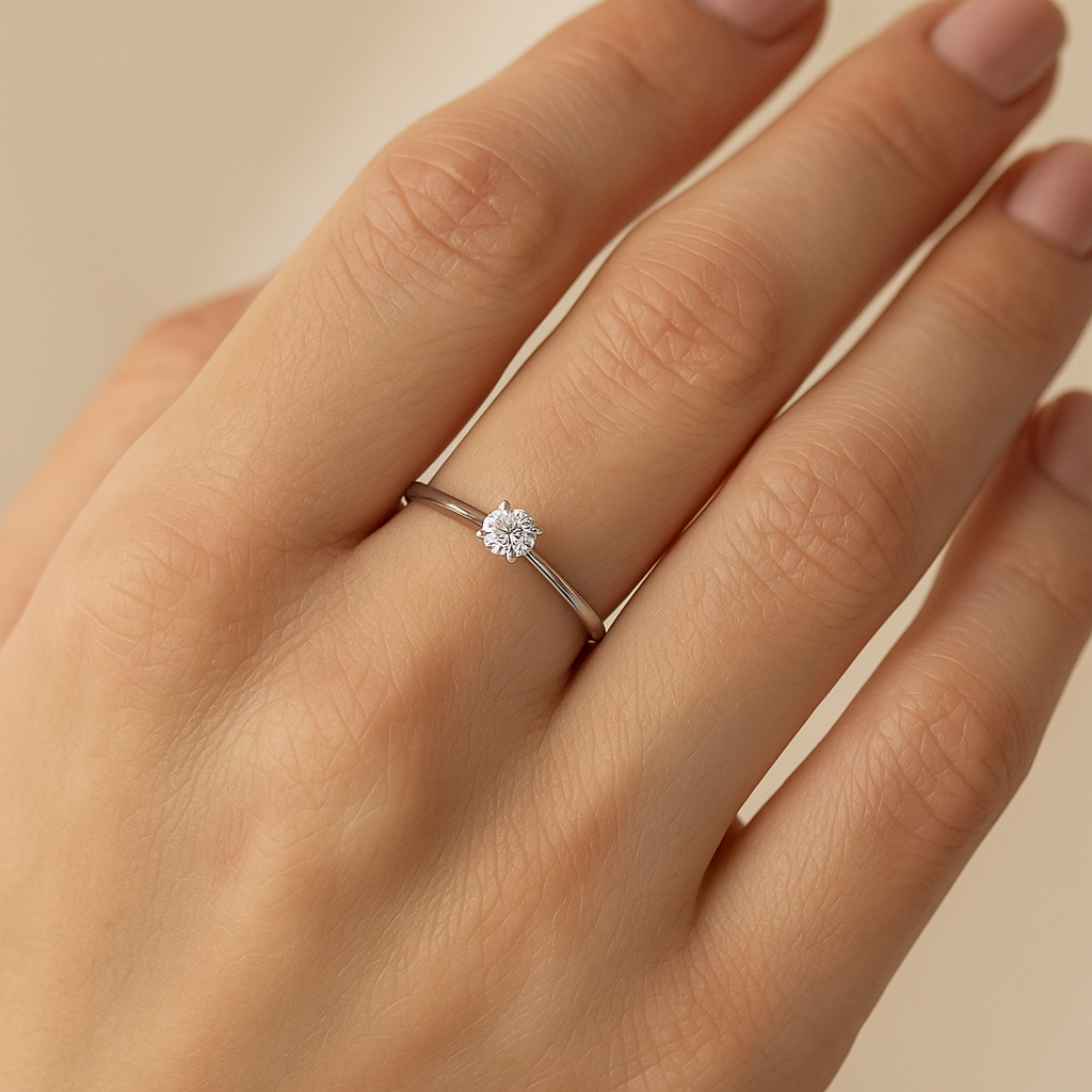 Anillo Solitario 0,25 ct F-VS1 en Oro Blanco 9K Personalizado para Mujer puesto en la mano