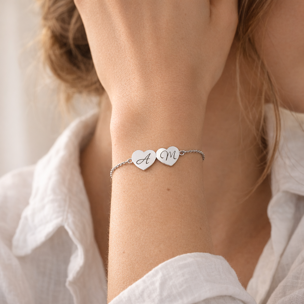 Pulsera Dos Corazones de Plata 925 con Nombres Grabados - joya puesta | Customima