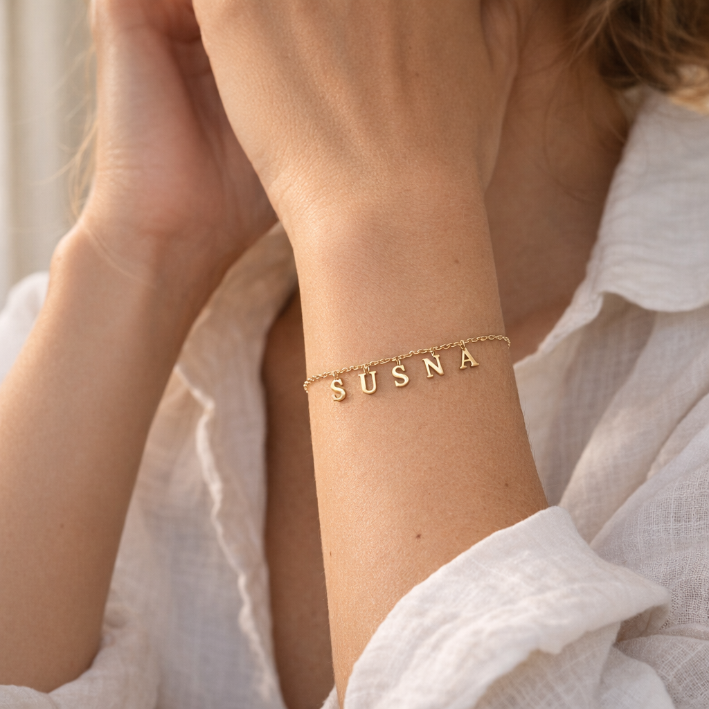 Pulsera de Oro con Nombre Grabado - joya puesta | Customima
