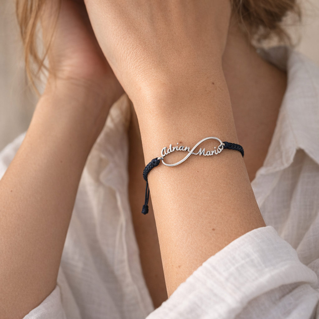 Pulsera Infinito de Plata 925 con Nombres Grabados - joya puesta | Customima