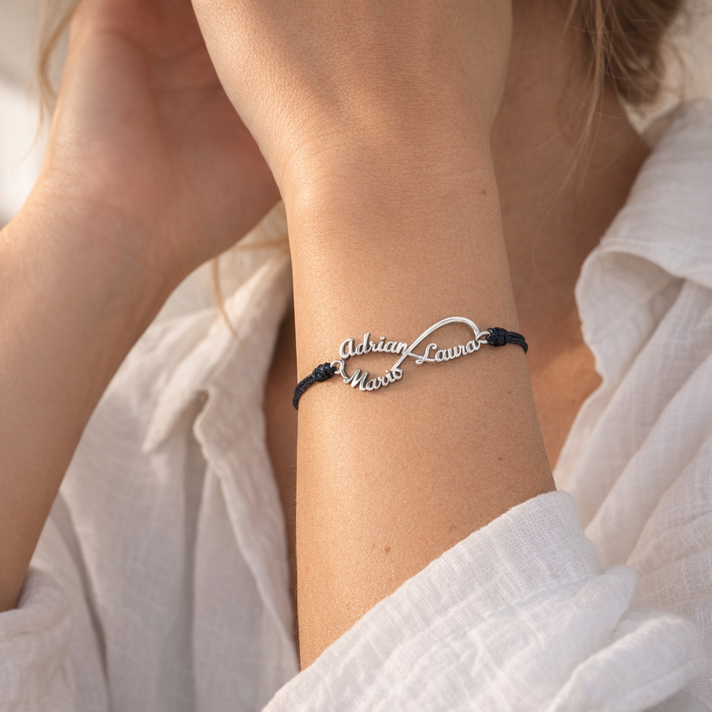 Pulsera Infinito de Plata 925 con Nombres Grabados - joya puesta | Customima