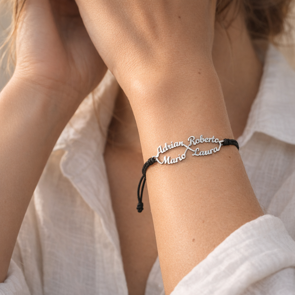 Pulsera Infinito de Plata 925 con Nombres Grabados - joya puesta | Customima