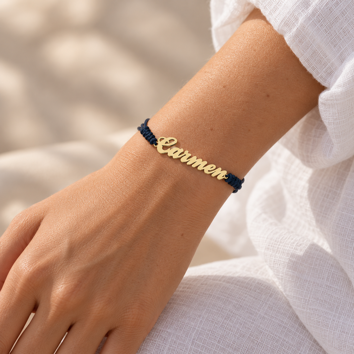 Pulsera Macramé de Oro con Nombre Grabado - joya puesta | Customima