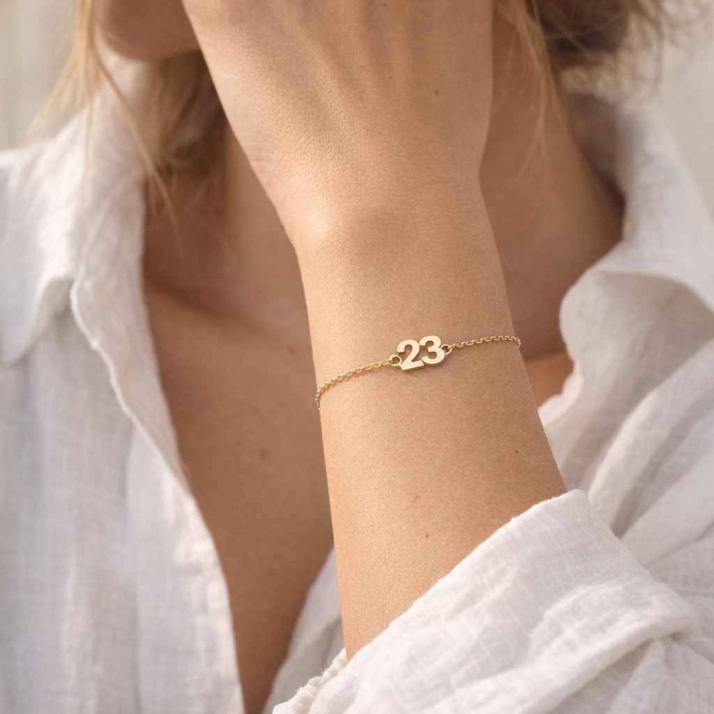 Pulsera de Oro con Número Grabado - joya puesta | Customima