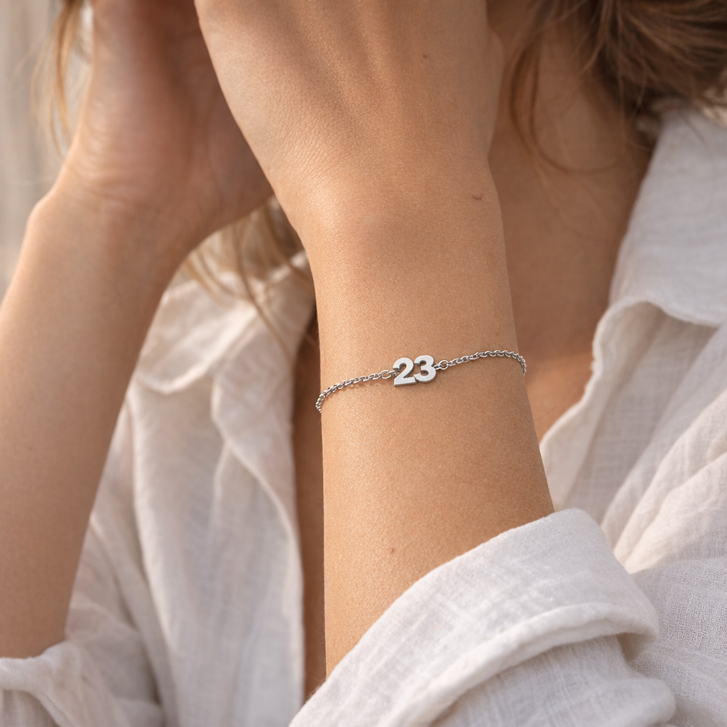 Pulsera de Plata 925 con Número Grabado - joya puesta | Customima