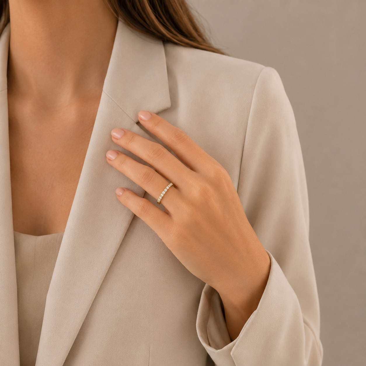 Anillo Media Alianza de Oro 9K con 10 Circonitas