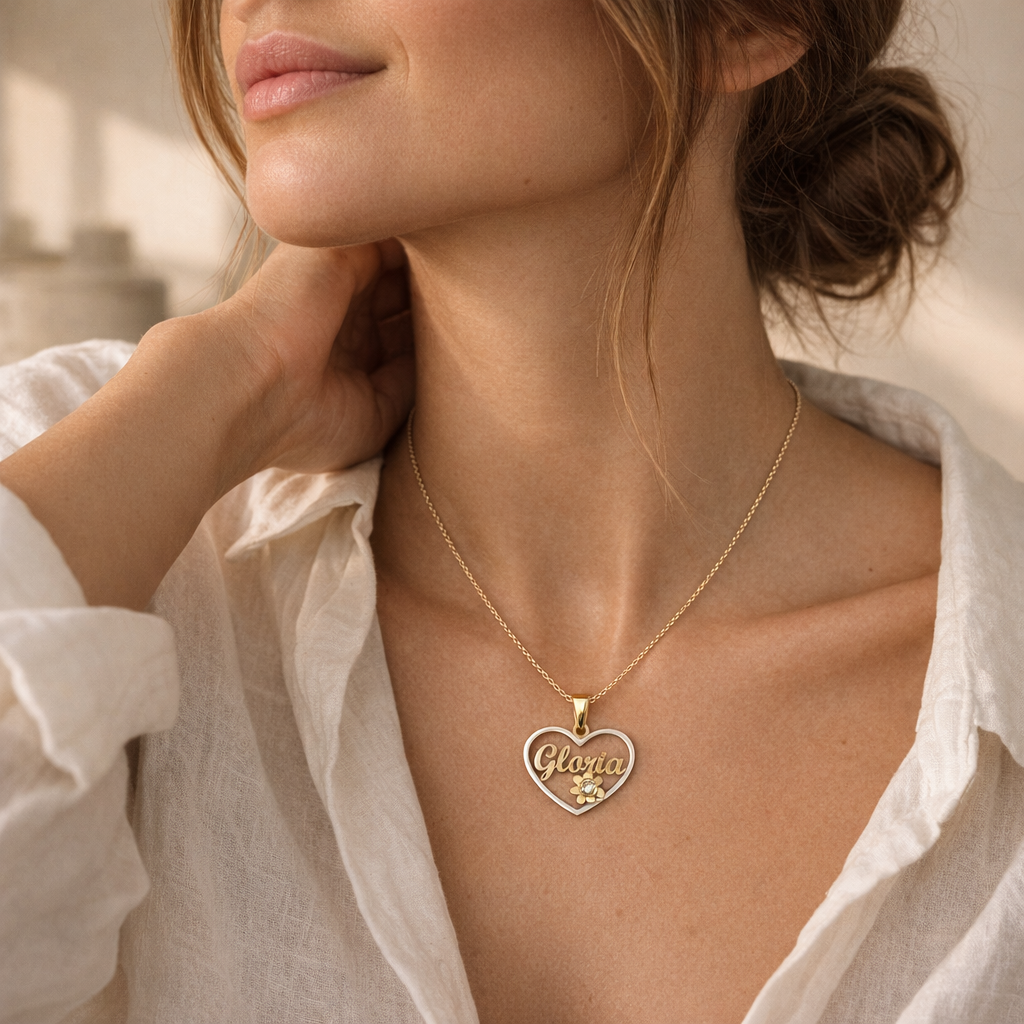 Collar Corazón Flor de Oro 18K con Nombre Grabado - joya puesta | Customima