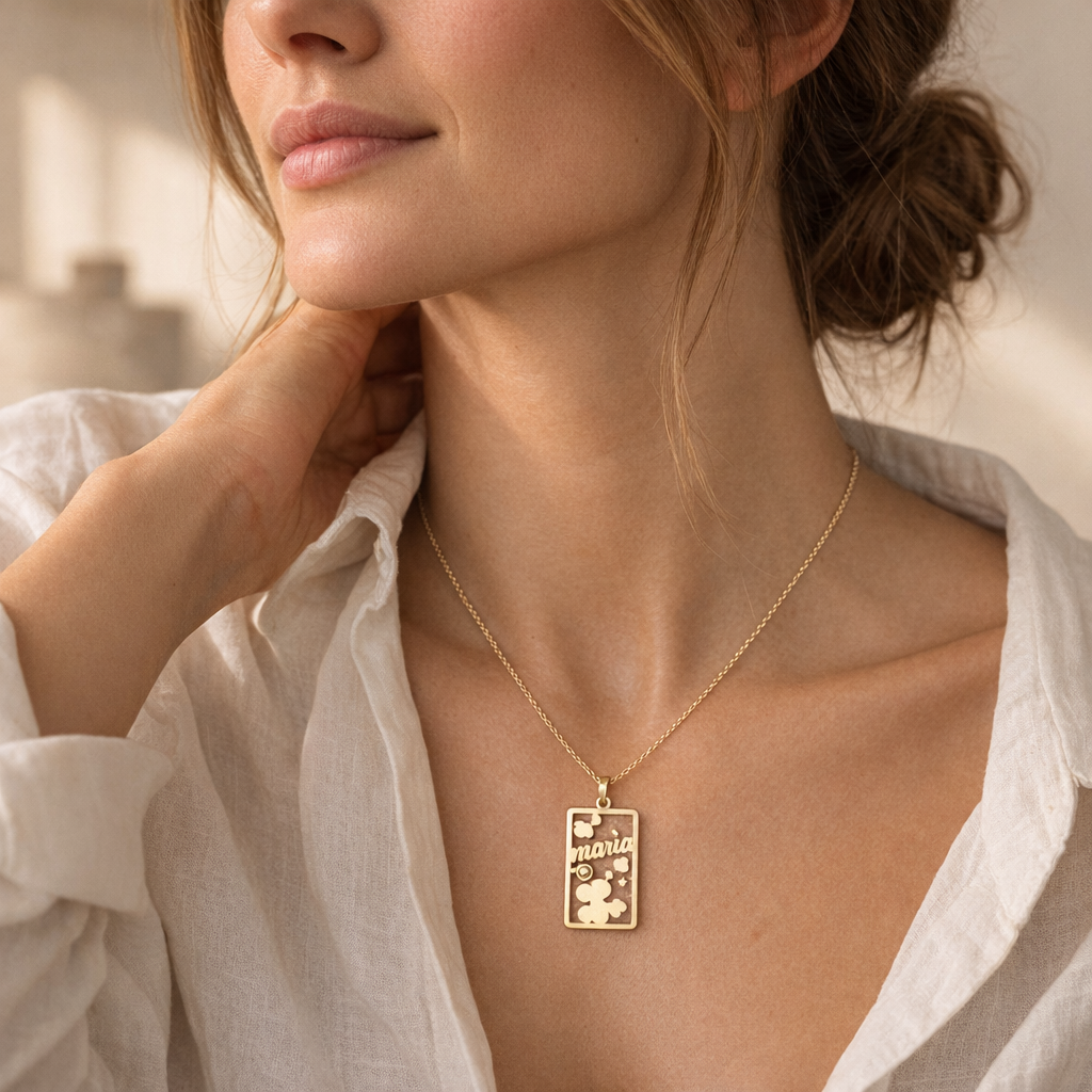 Collar Rectangular de Oro 9K con Nombre Grabado - joya puesta | Customima