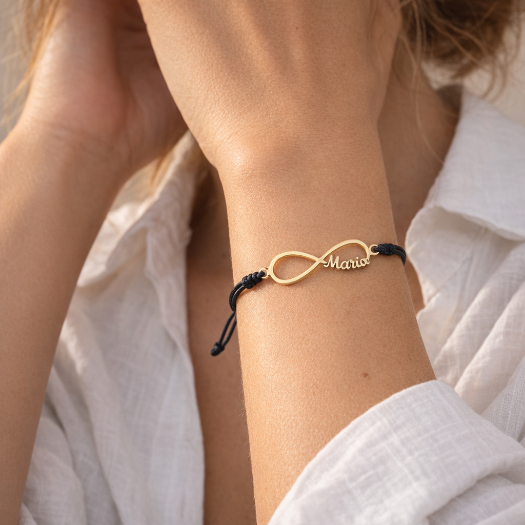 Pulsera Infinito de Oro con Nombre Grabado - joya puesta | Customima