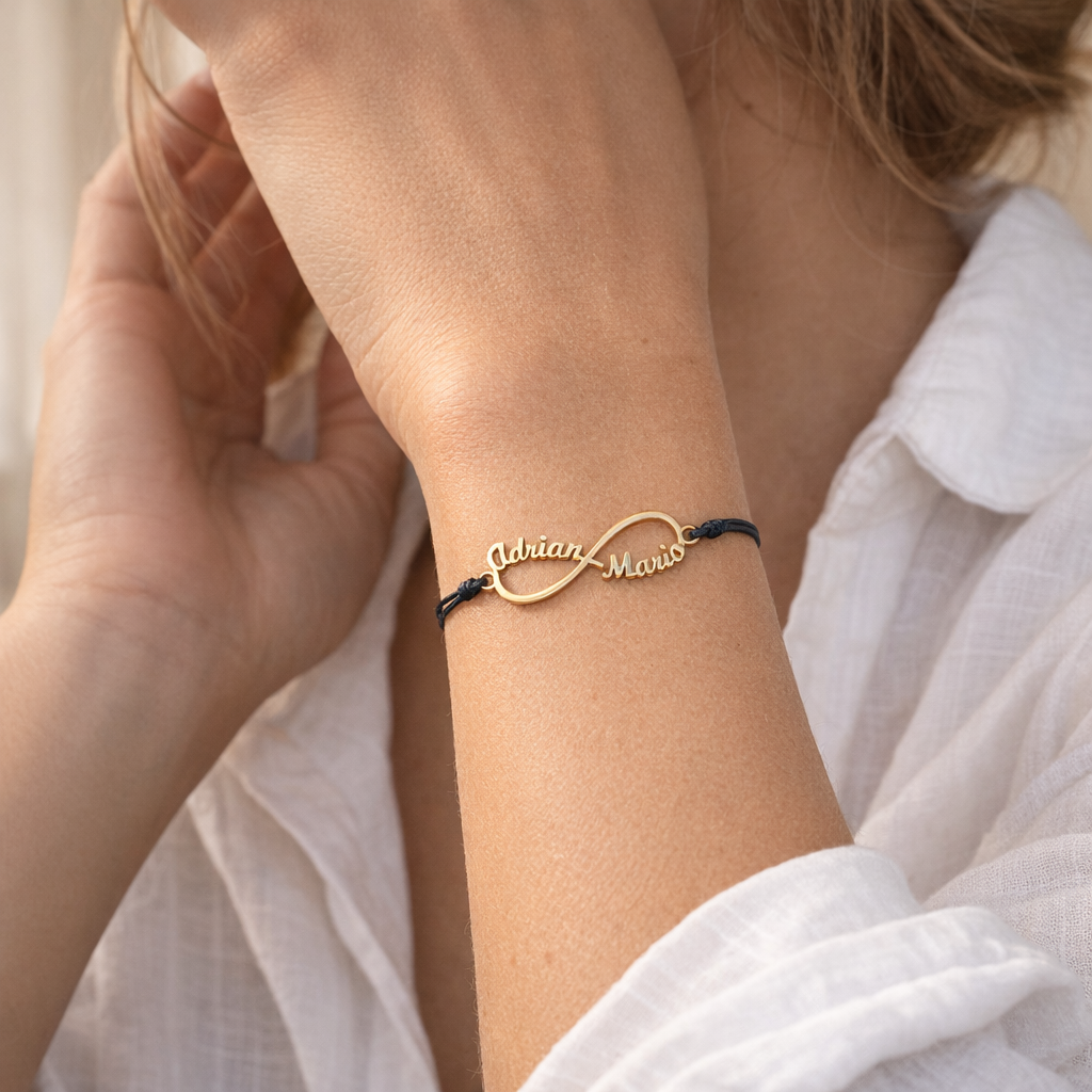 Pulsera Infinito de Oro con Nombres Grabados - joya puesta | Customima