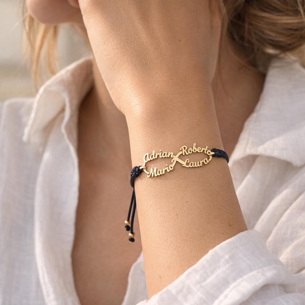 Pulsera Infinito de Oro con Nombres Grabados - joya puesta | Customima
