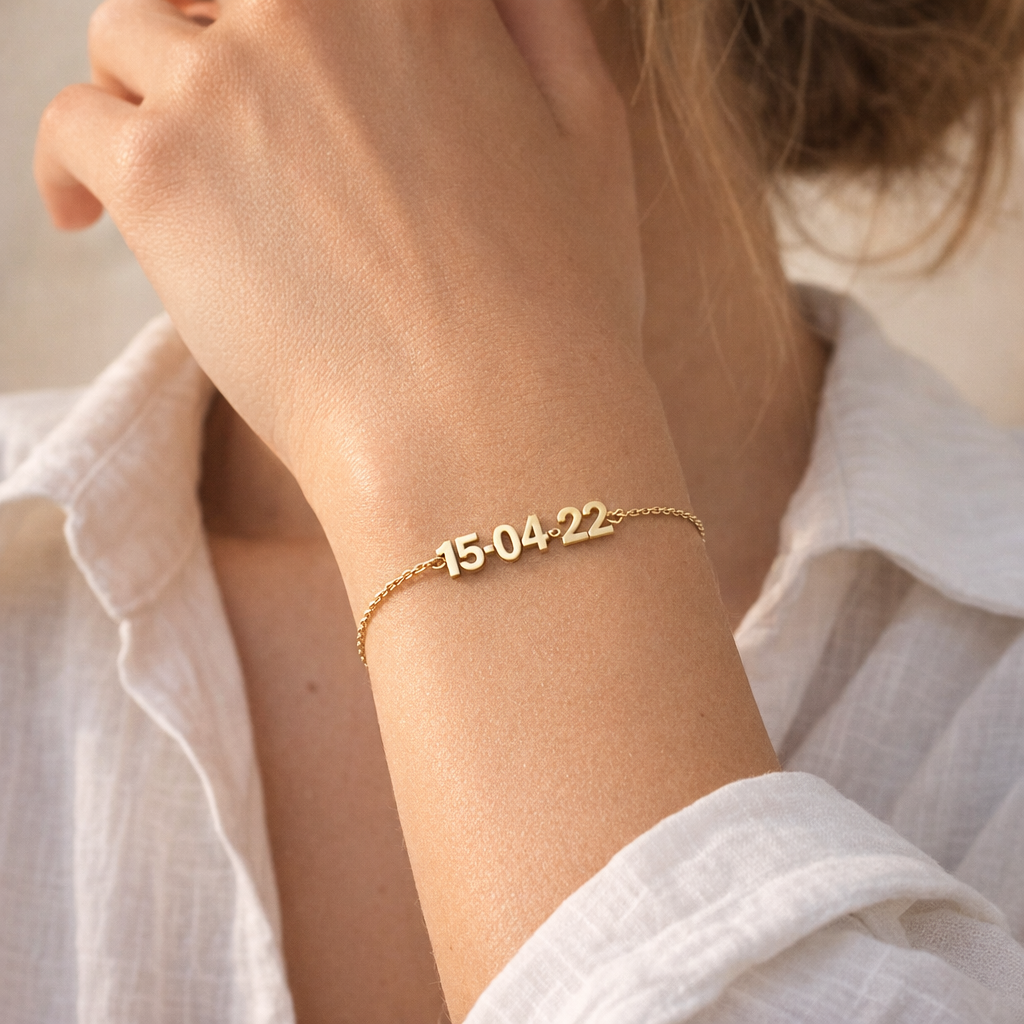 Pulsera de Oro con Fecha Personalizada - joya puesta | Customima