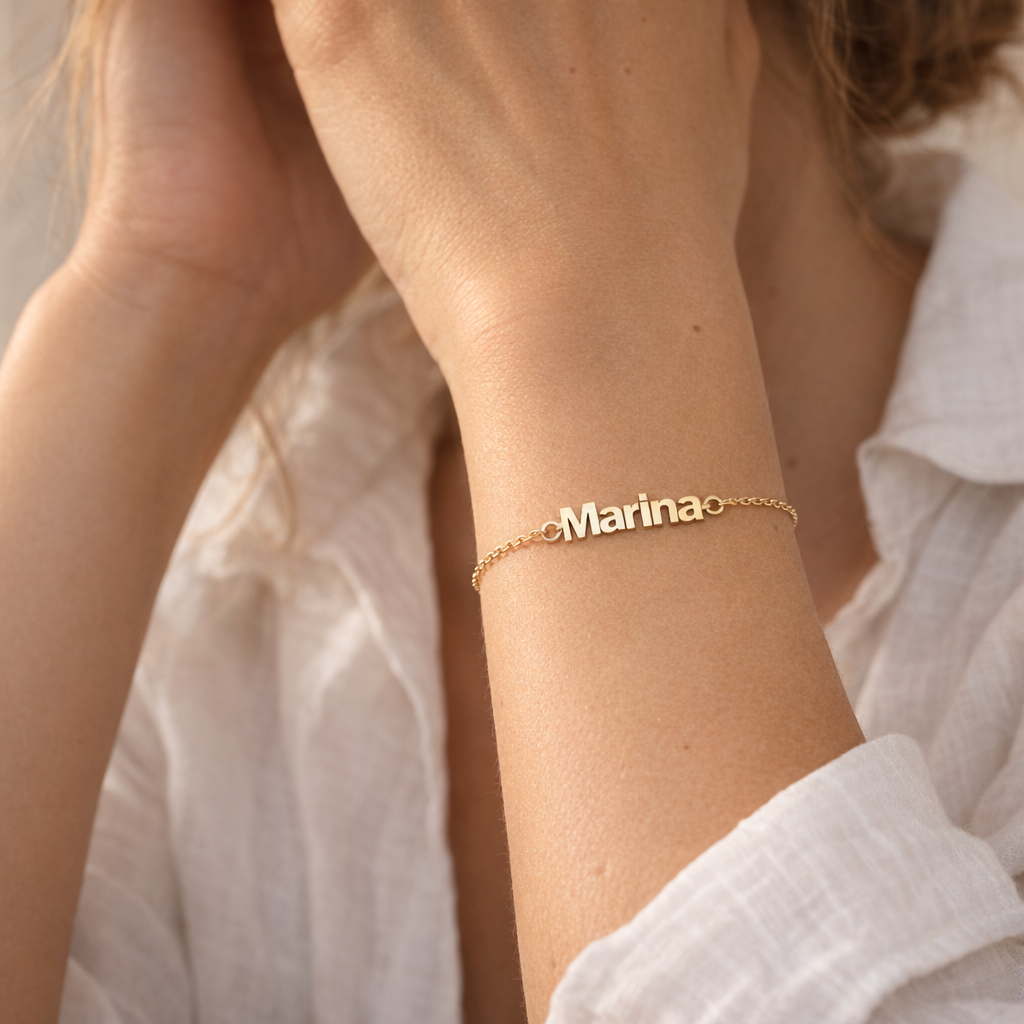 Pulsera de Oro con Nombre Grabado - joya puesta | Customima