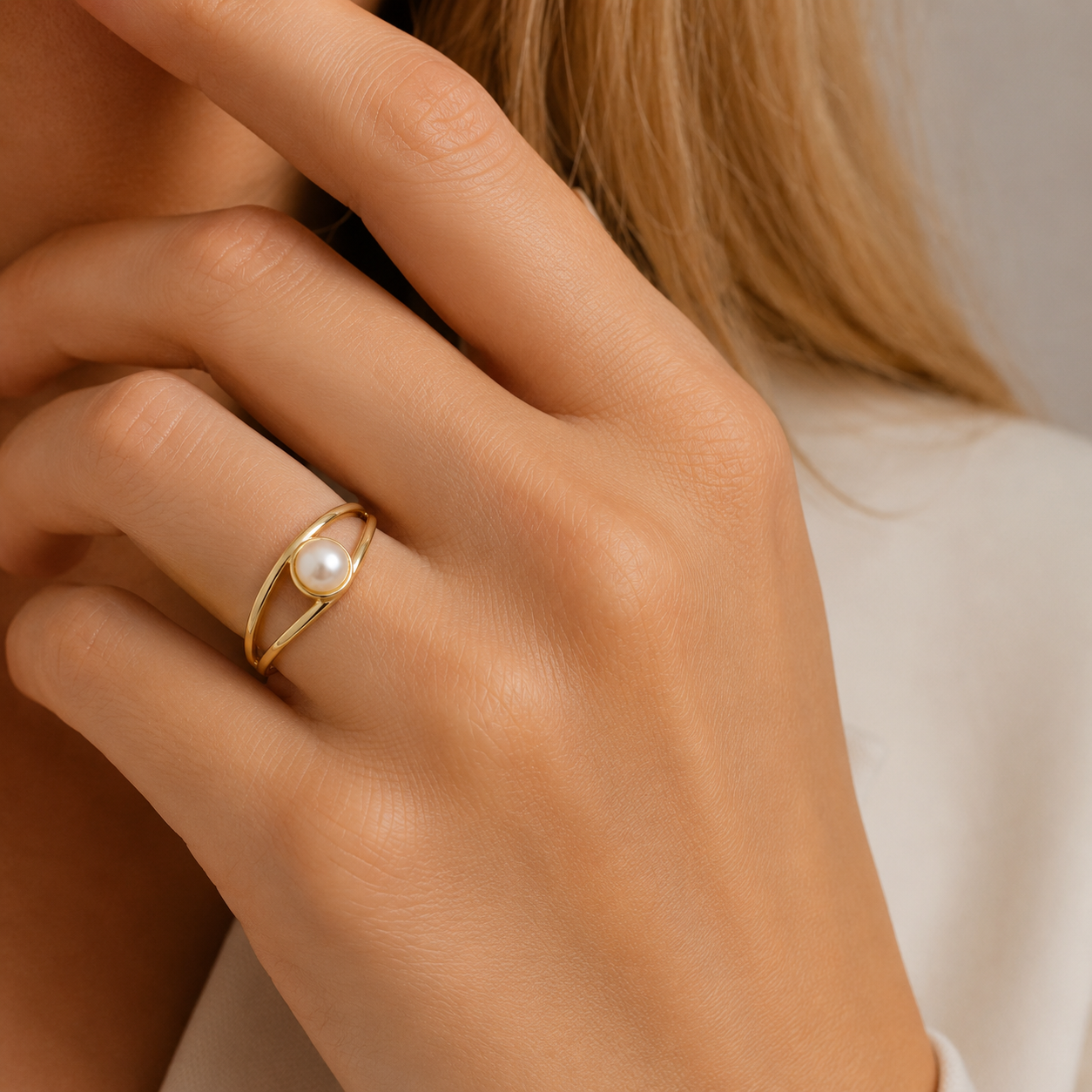 Anillo Bandas de Oro 9K con Perla Central