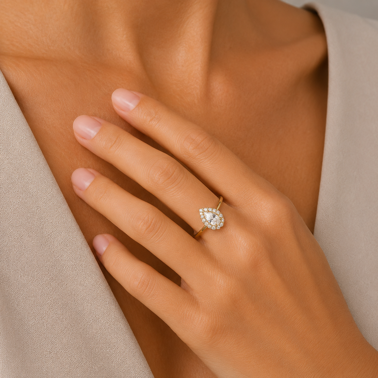 Anillo Solitario de Oro 9K con Circonita Lágrima