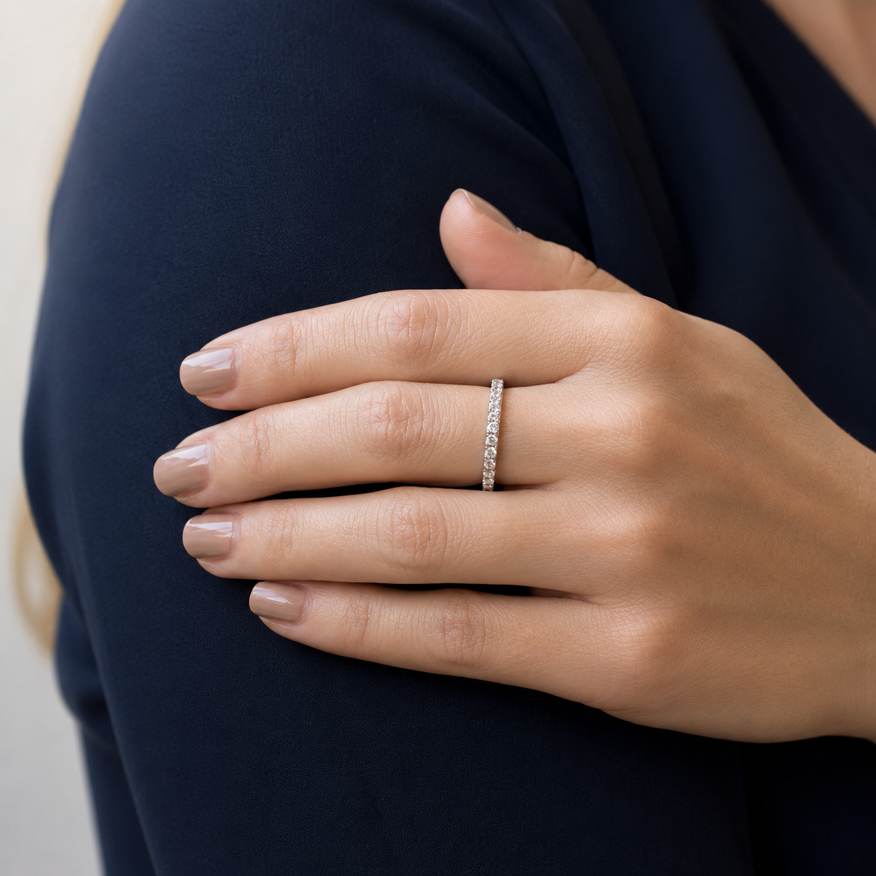 Anillo de Oro Blanco 9K Personalizado con Nombre Grabado para Mujer