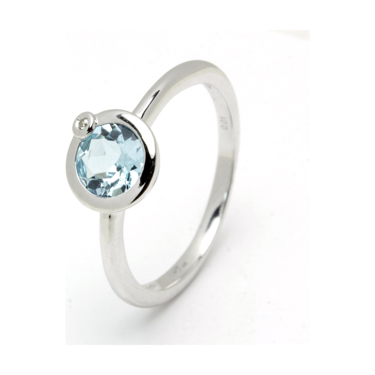 Anillo de Oro 18K con Topacio Azul y Diamante