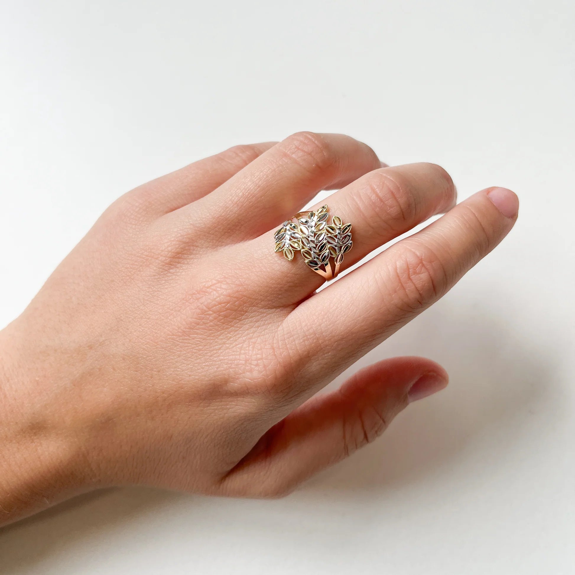 Anillo Ancho Hojas Satinadas Oro Bicolor