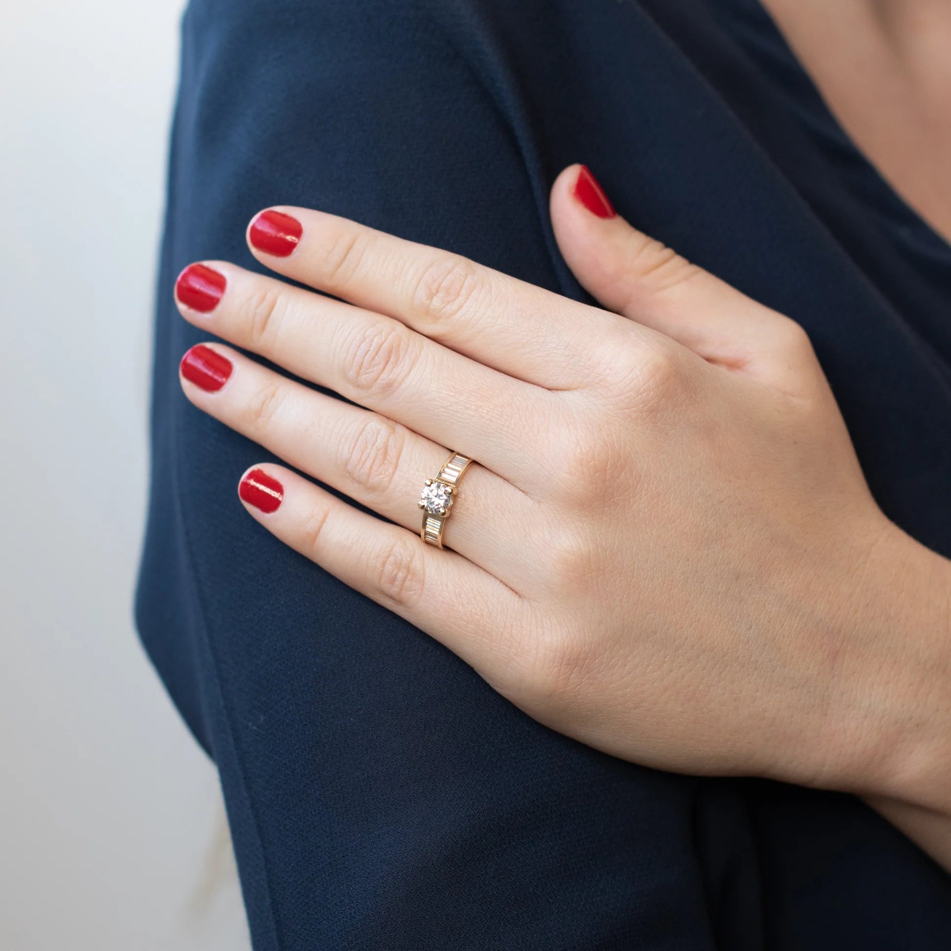 Anillo Solitario Americano Circonitas Oro