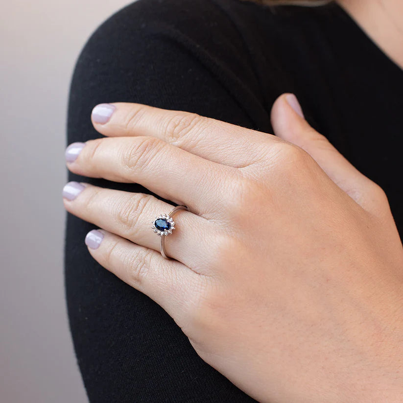 Anillo Diamantes y Zafiro 6x4mm Oro