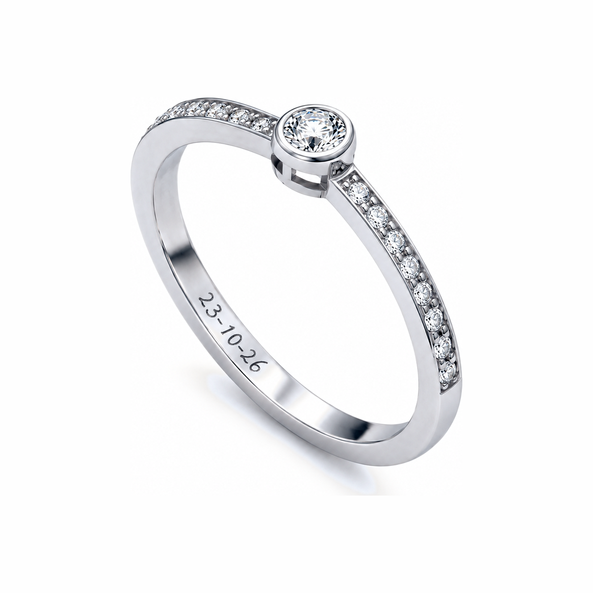 Anillo de plata con moissanita en bisel, banda de piedras pequeñas y grabado «23-10-26» en el interior