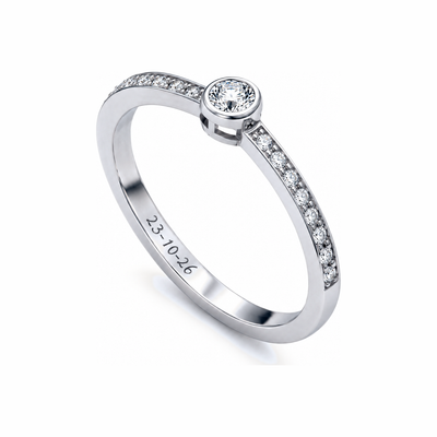 Anillo de plata con moissanita en bisel, banda de piedras pequeñas y grabado «23-10-26» en el interior