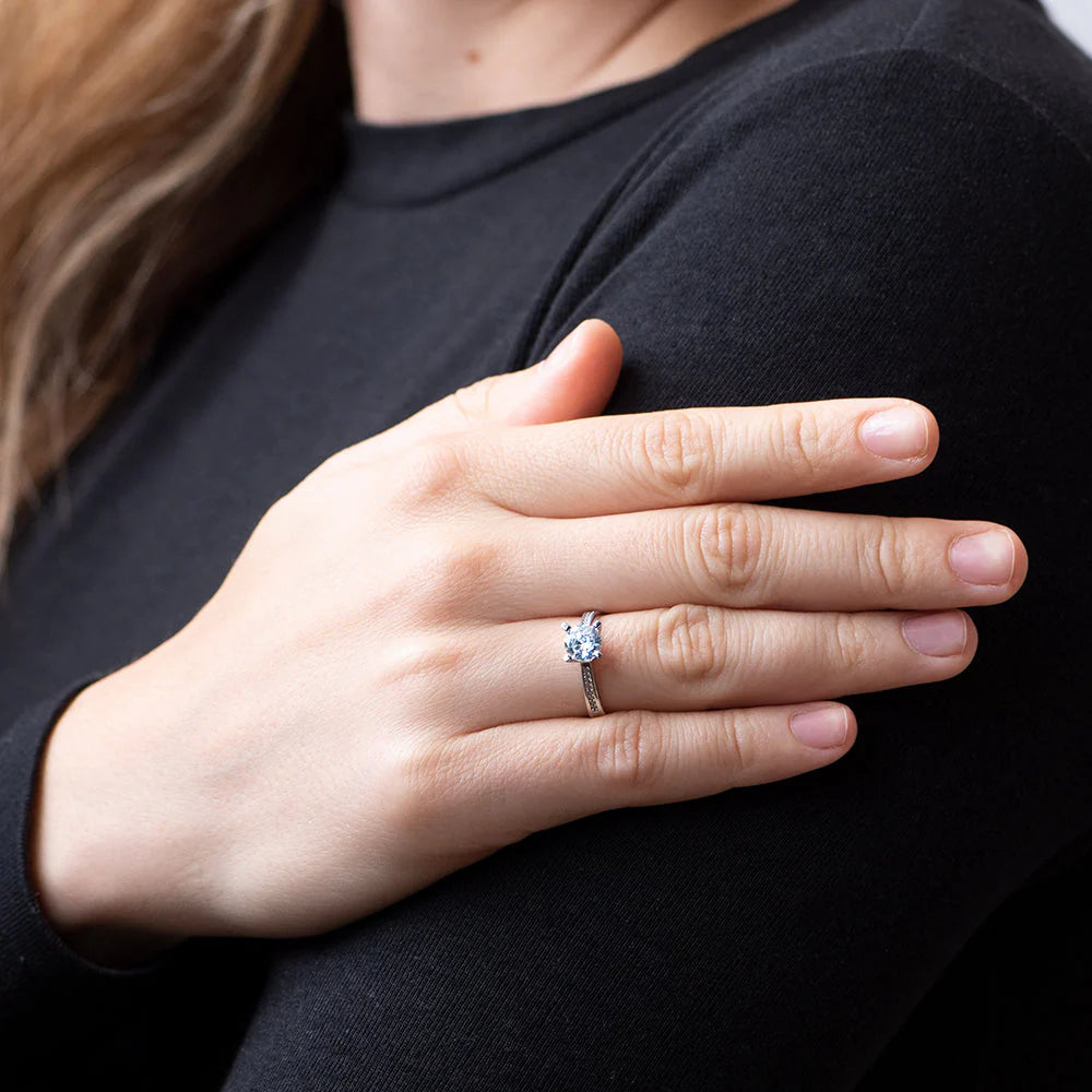 Anillo solitario Americano  Circonitas Oro