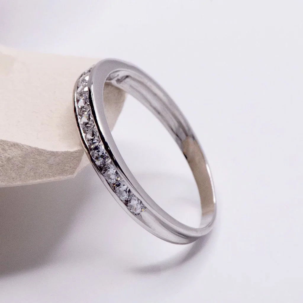 Anillo Media Alianza Circonitas Blancas Oro