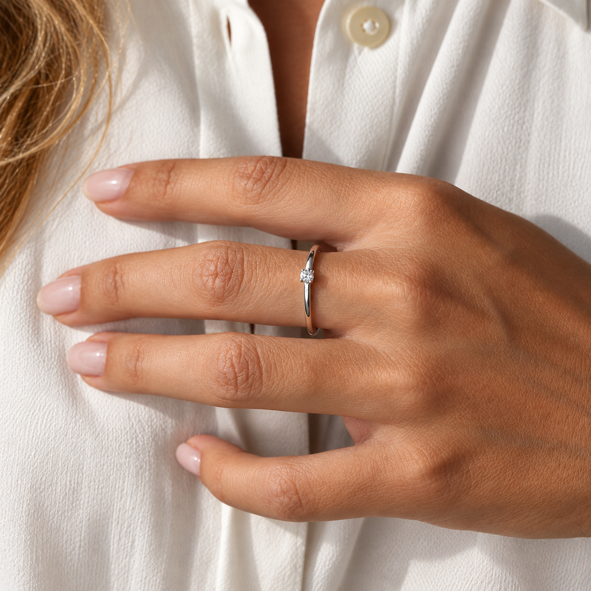 Anillo Belle 0,10 ct con Diamante de Laboratorio en oro puesto en la mano