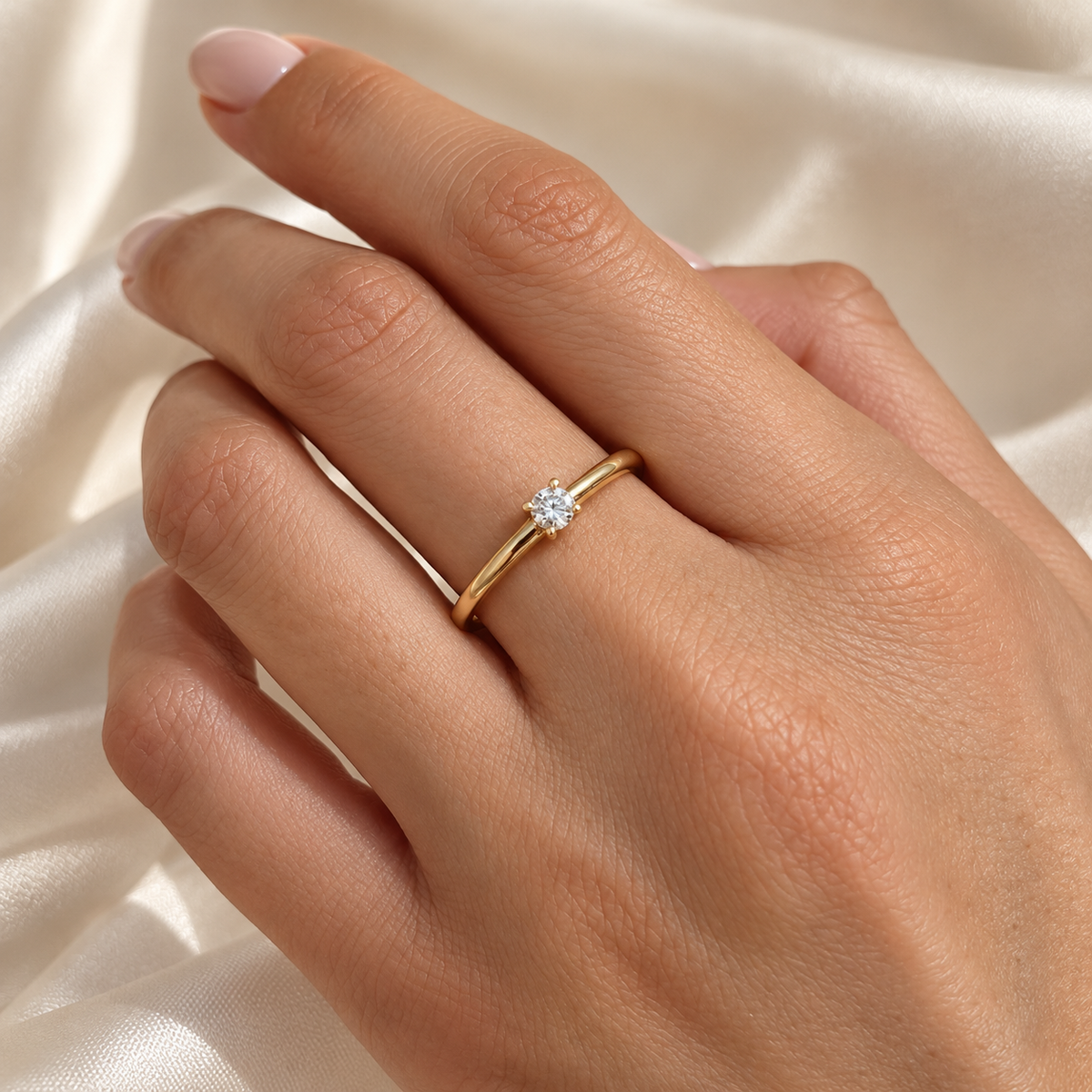 Anillo Belle 0,10 ct con Diamante de Laboratorio en oro puesto en la mano desde otro ángulo