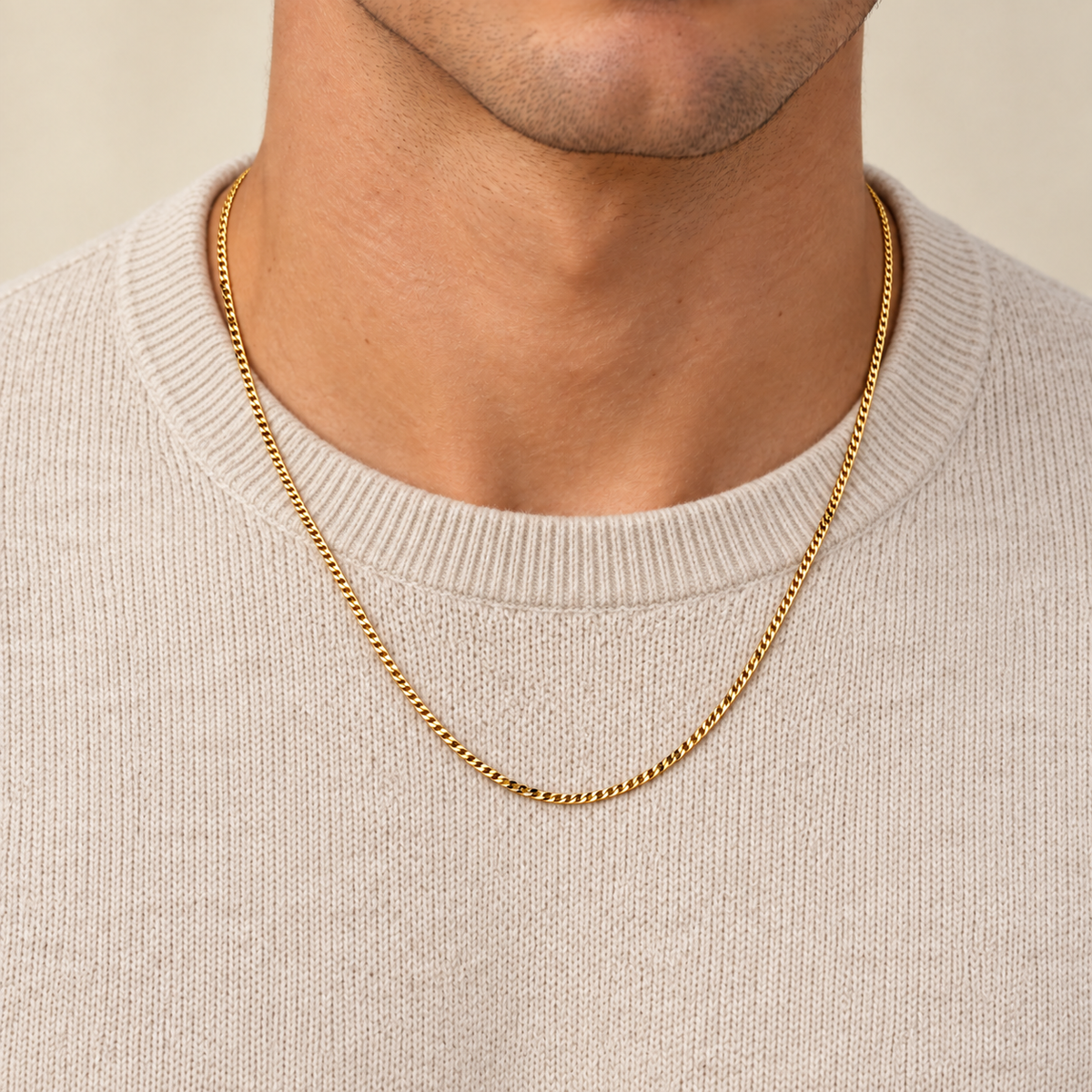 Collar barbada diamantada de oro de 9 quilates puesto