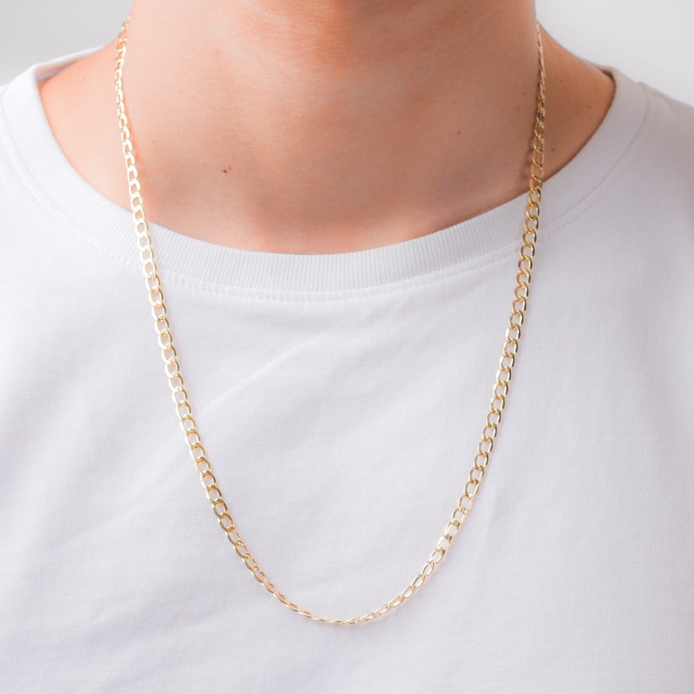 Detalle de la cadena barbada de oro para hombre
