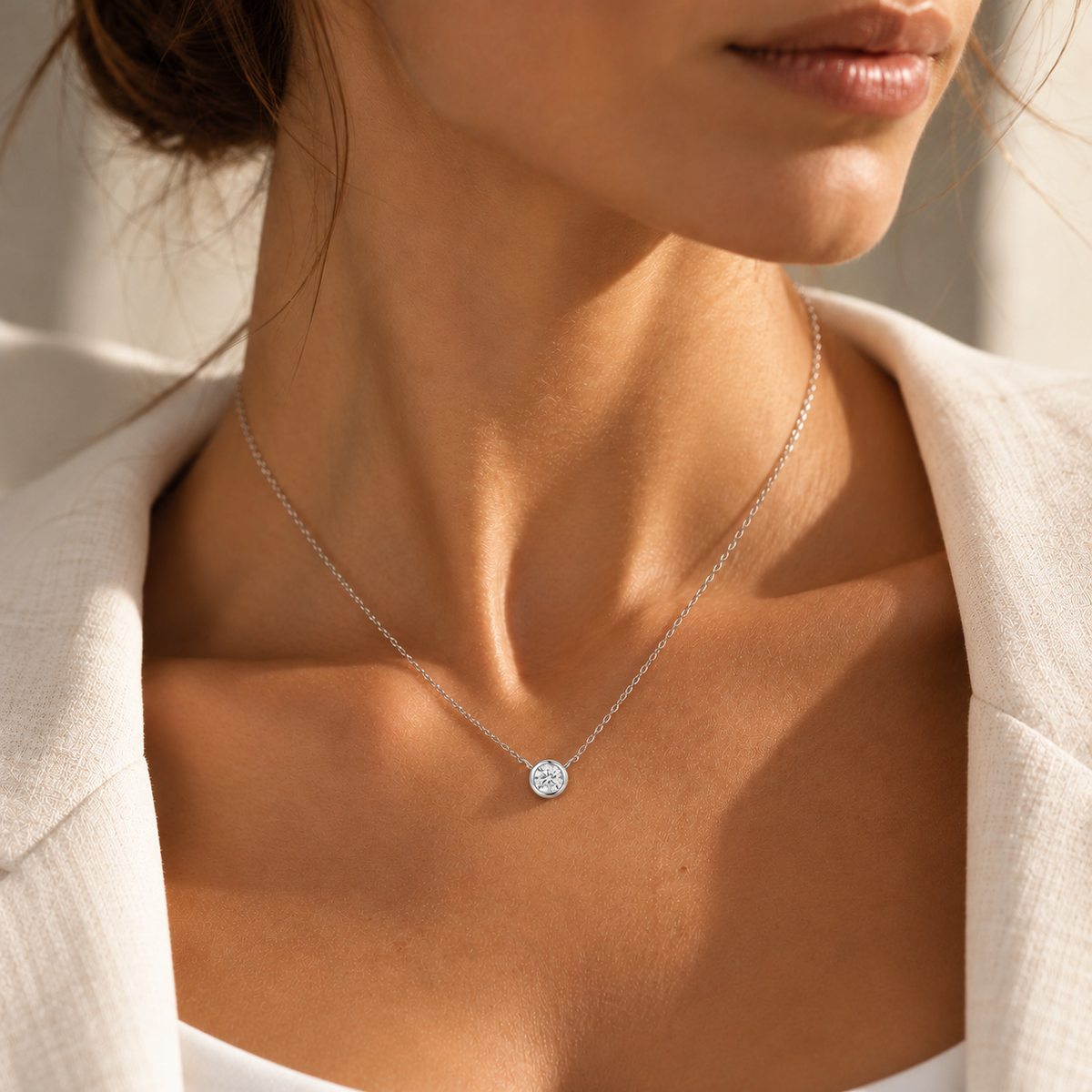 Collar de Plata 925 con Moissanita en Bisel – puesto, a tamaño real