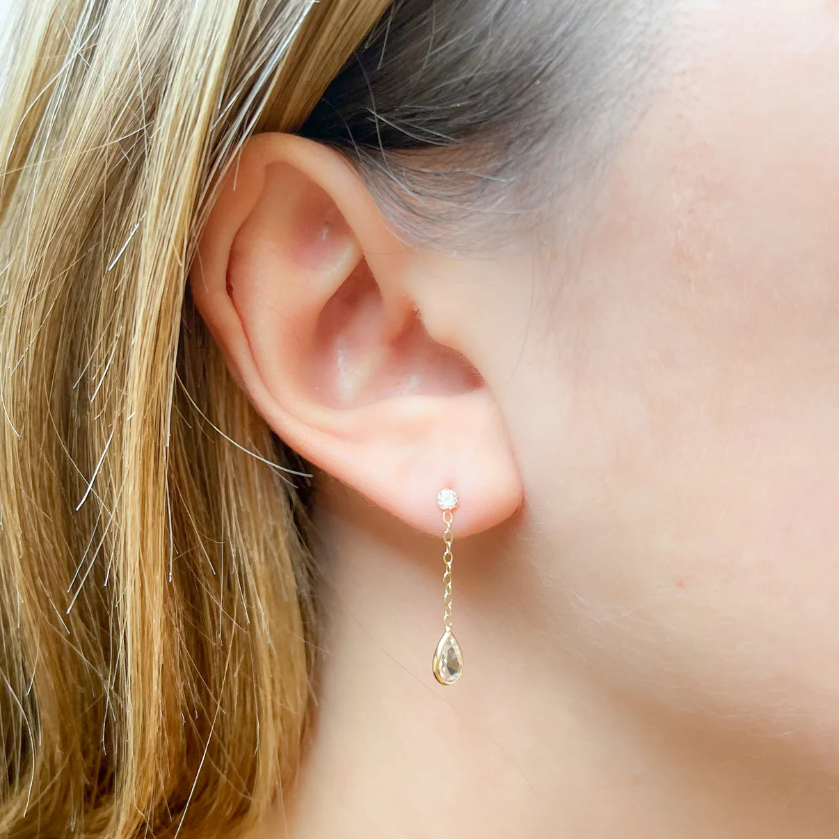 Pendientes Largos de Oro 18K con Circonita Lágrima