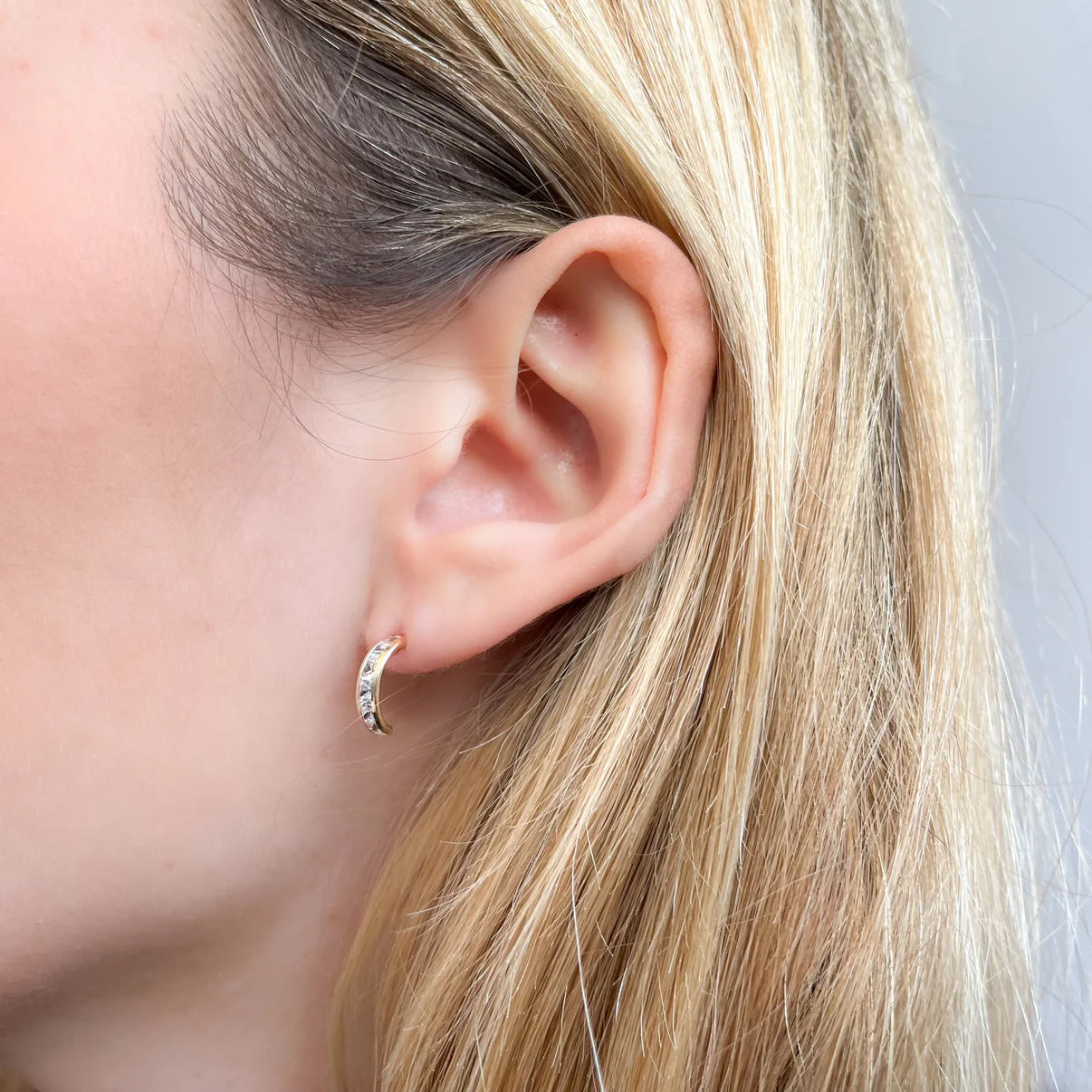 Pendientes Medio Aro de Oro 9K con Circonitas