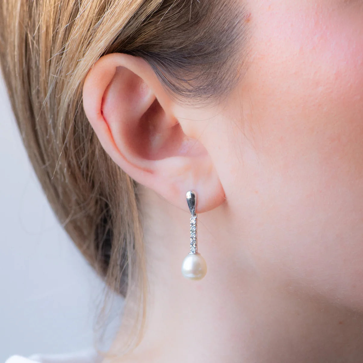 Pendientes Largos de Oro 9K con Perlas y Circonitas