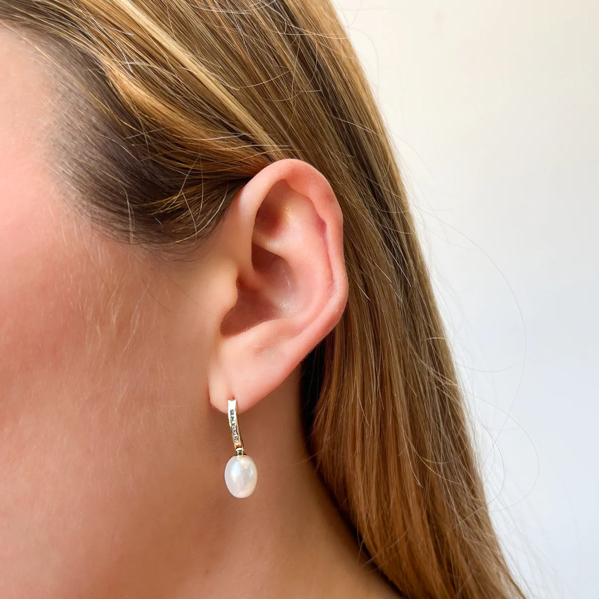 Pendientes Largos Perla Pera con Circonitas Oro