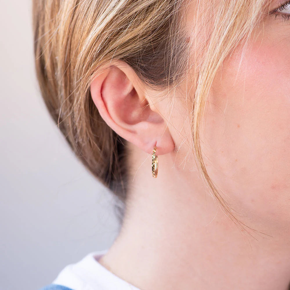 Pendientes Aro Cuadrado Tallados de Oro 18K
