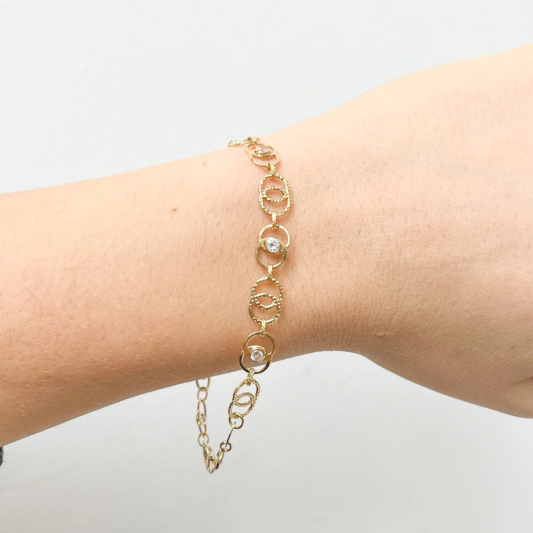 Pulsera Eternidad con Circonitas Grabada Oro