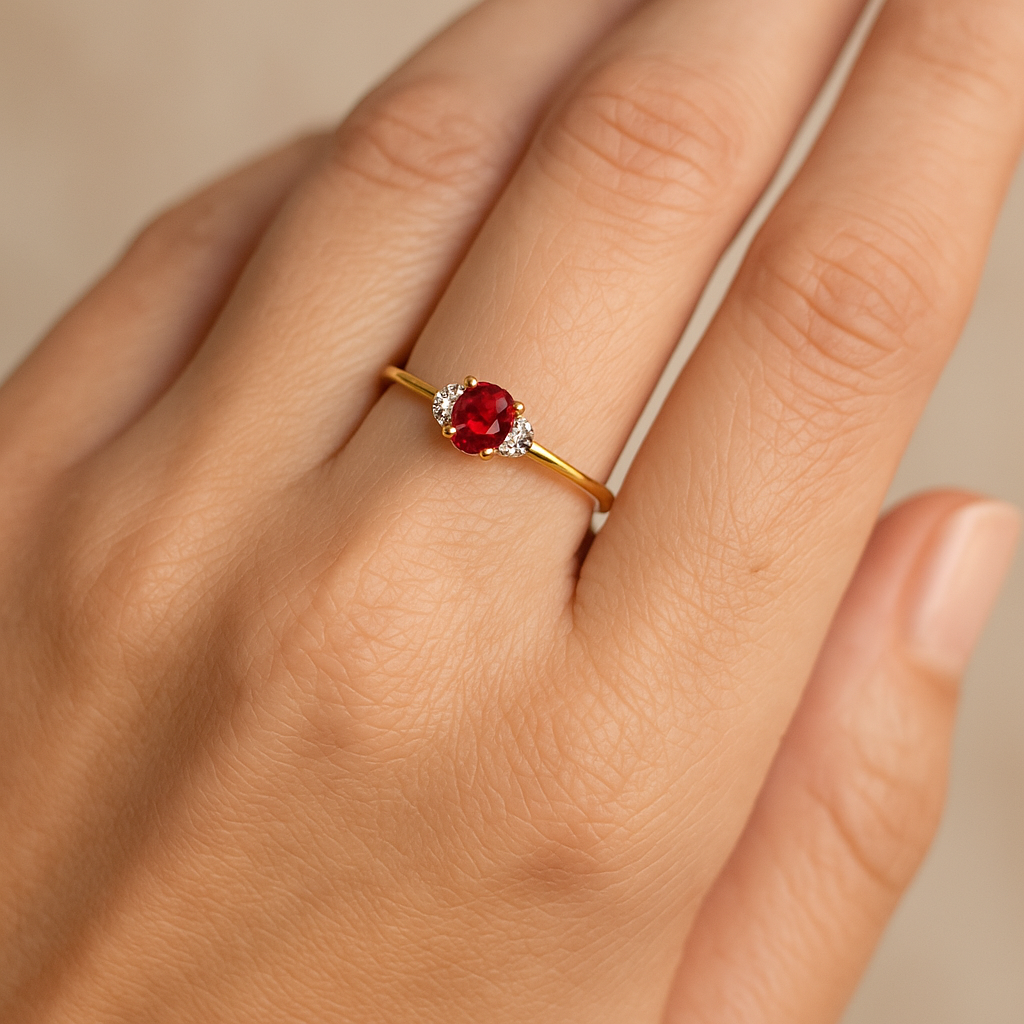 Anillo Roseta de Oro 9K con Rubí 0,60 ct y Brillantes para Mujer puesto en la mano